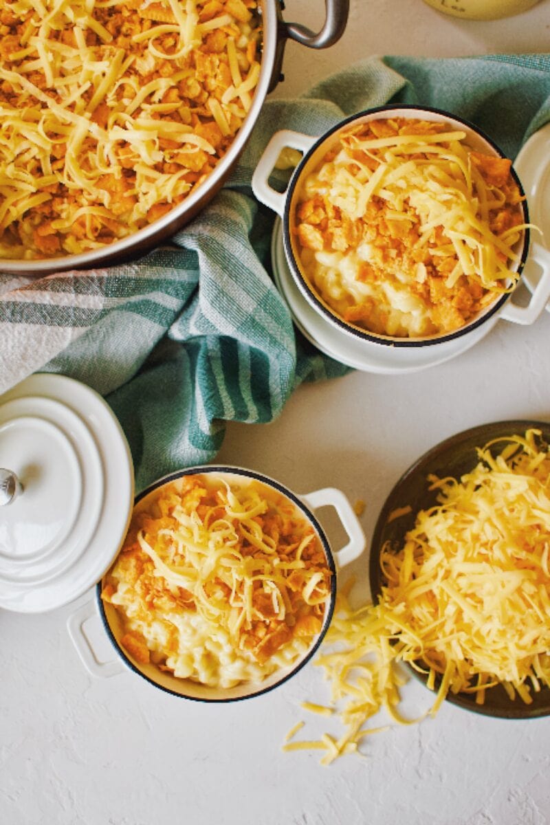 Cheez-It mac and cheese in mini dutch ovens topped with cheese crackers and cheddar cheese.