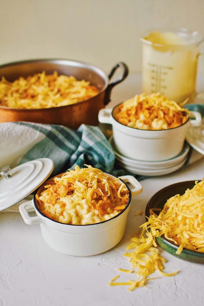 Cheez-It mac and cheese in mini dutch ovens topped with cheese crackers and cheddar cheese.