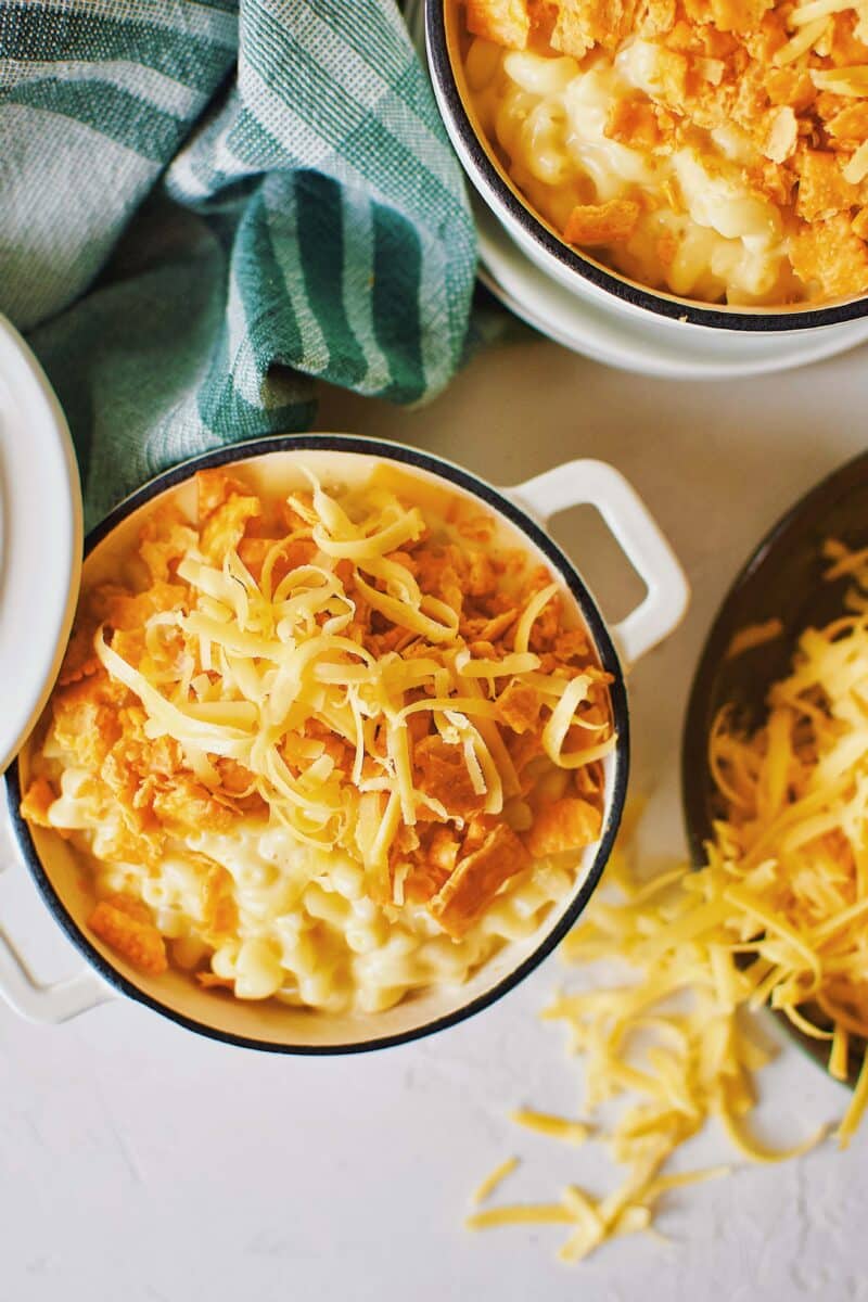 Cheez-It mac and cheese in mini dutch ovens topped with cheese crackers and cheddar cheese.