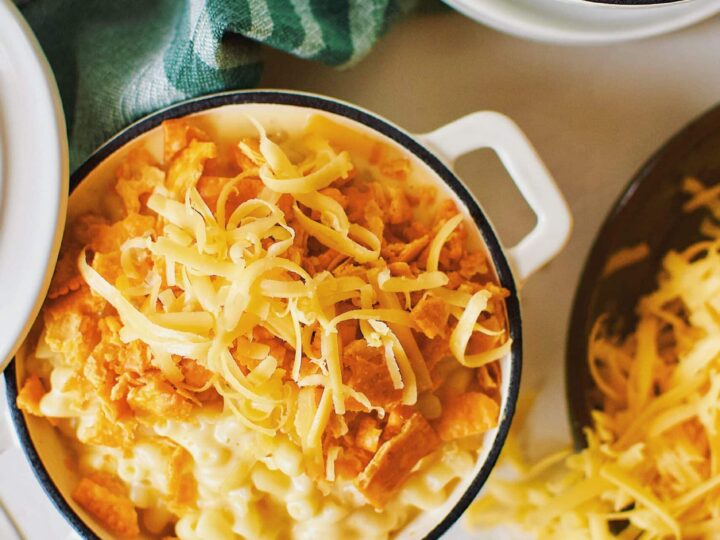 Cheez-It mac and cheese in mini dutch ovens topped with cheese crackers and cheddar cheese.