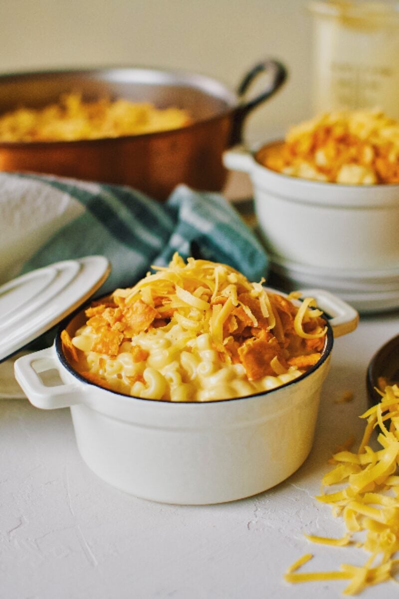 Cheez-It mac and cheese in mini dutch ovens topped with cheese crackers and cheddar cheese.