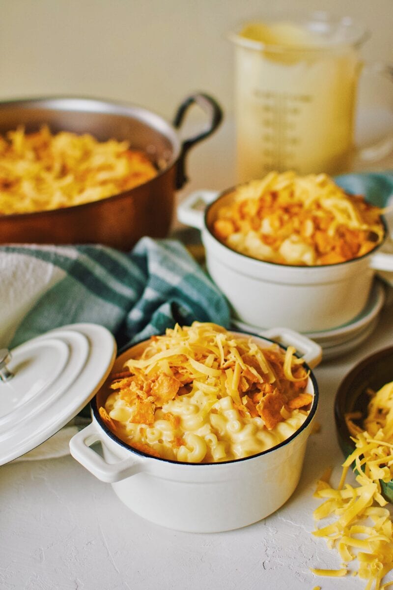 Cheez-It mac and cheese in mini dutch ovens topped with cheese crackers and cheddar cheese.