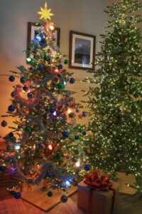 Orange Peel Star Garland on a nostalgically decorated tree.